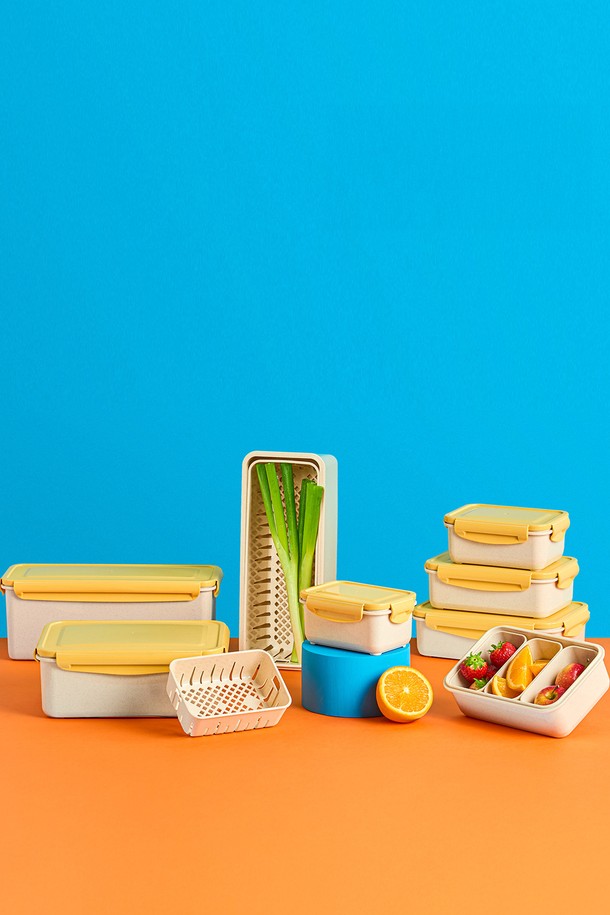 닥터하우스 오래 신선항균 밀폐용기 6종 세트는 플라스틱 소재로 제작되어 위생적이고 안전하게 음식 보관이 가능합니다. 700ml, 2700ml, 3000ml, 5300ml의 다양한 용량으로 구성되어 음식의 종류와 양에 따라 선택하여 사용할 수 있습니다. 항균 기능으로 음식의 신선도를 오랫동안 유지하며, 밀폐력 또한 뛰어나 내용물이 새는 것을 방지합니다. 전자레인지, 식기세척기, 냉동 보관이 가능하여 편리하며, 친환경 패키징으로 환경까지 생각했습니다. 단, 전자레인지 사용 시 최대 2분 이내, 식기세척기는 75도 이하, 냉동 시 용량의 80% 이하로 채워 사용해야 합니다.
