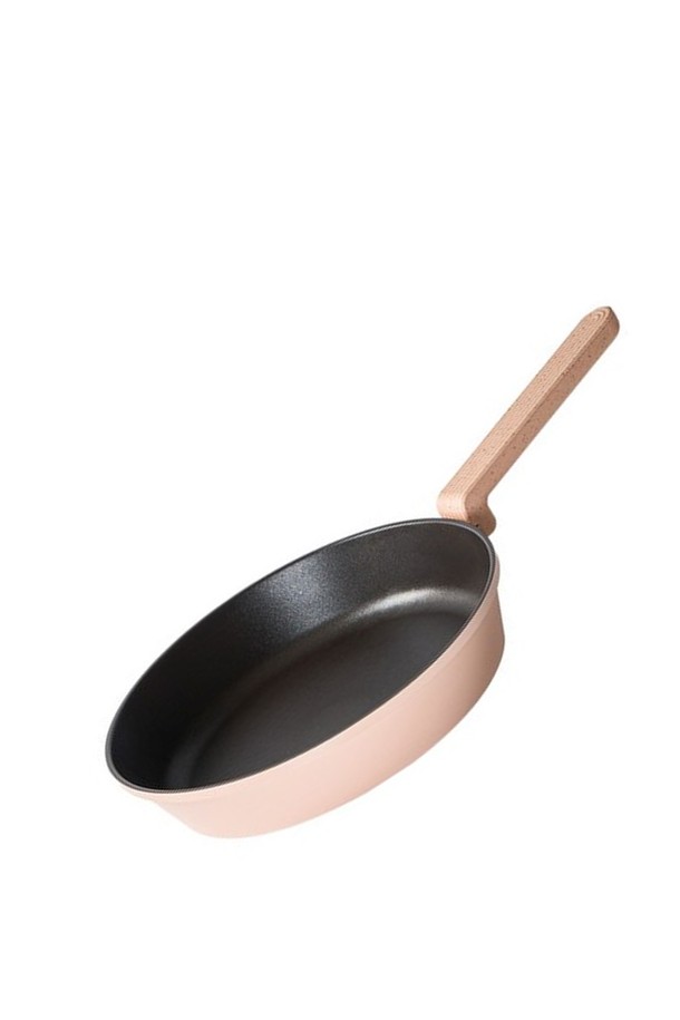 닥터하우스 키토산 항균코팅 프라이팬 24cm (인덕션 가능)은 알루미늄과 세라믹 소재로 제작된 프라이팬입니다. 키토산, 셀룰로스 나노 섬유, 세라믹 코팅을 적용하여 항균, 논스틱, 내마모성 등의 기능을 제공합니다. 일반 프라이팬보다 2배 강한 내마모성을 자랑하며, 99.999% 항균 효과로 위생적인 조리가 가능합니다. 베이지와 블랙 두 가지 색상으로 제공되며, 일반 수세미 400만 회, 철수세미 14만 5천 회 내구성 테스트를 통과했습니다. 인덕션 사용이 가능하며, 음식 변질 및 악취 방지에도 효과적입니다.
