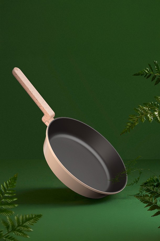 닥터하우스 키토산 항균 코팅 프라이팬 28cm (인덕션 가능)은 알루미늄 소재에 키토산과 실룰로스 불소 코팅 처리가 되어 위생적인 조리를 돕습니다. 28cm 크기로 넉넉한 조리 공간을 제공하며, 스톤 도트 패턴 디자인과 미끄럼 방지 러버 코팅 핸들로 안전하고 편리하게 사용할 수 있습니다. 또한, 항균 기능으로 세균 증식을 99.9996% 억제하여 식품 안전성을 높였으며, 인덕션, 가스레인지 등 다양한 열원에서 사용 가능합니다. 일반 수세미 400만 회, 철수세미 145,000회 테스트를 통과한 뛰어난 내구성을 자랑하며, 전자레인지 사용은 불가합니다.
