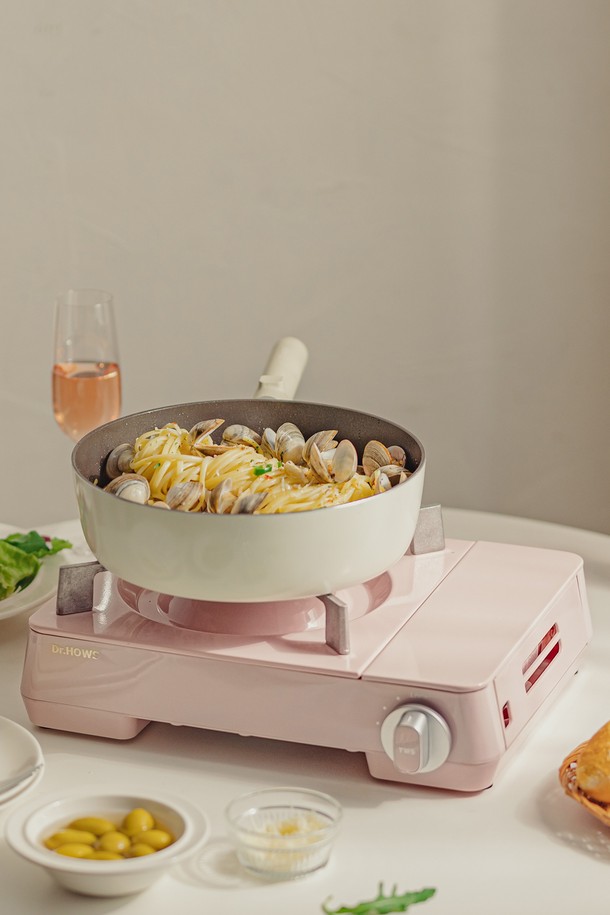 닥터하우스 업그레이드ver. 트위스터 불꽃 트윙클 스토브/가스버너는 실내, 캠핑, 주방 등 다양한 용도로 사용할 수 있는 가스버너입니다. 샌드베이지, 우디브라운, 핑크 세 가지 색상으로 출시되었으며, 미니멀한 디자인에 무지 패턴으로 깔끔함을 더했습니다. 트위스터 불꽃 디자인으로 화려함을 더하고, 분리형 상판과 자석 부착 시스템을 통해 편리하게 사용할 수 있습니다. 이중 안전장치, 어린이 안전잠금장치, 바람막이 불꽃 기능으로 안전성을 높였으며, 강력한 화력과 가스 소비 효율을 자랑합니다. 가스안전인증 및 디자인등록 (30-0953340)을 획득했으며, 보관케이스와 친환경 포장으로 휴대성과 보관성을 높였습니다.
