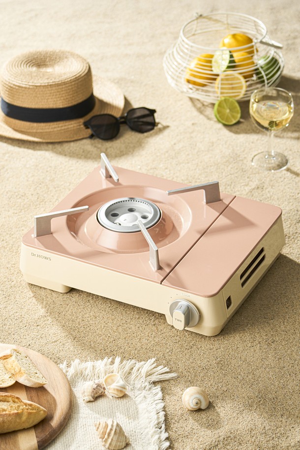 닥터하우스 업그레이드ver. 트위스터 불꽃 트윙클 스토브/가스버너는 샌드베이지와 우디브라운 색상으로 출시되었으며, 실내, 캠핑, 휴대용 조리에 적합합니다. 트위스터 불꽃 기술과 강력한 열분배로 요리의 효율성을 높였으며, 어린이 안전잠금, 가스 자동차단, 용기분리 안전기능을 갖춰 안전성을 강화했습니다. 모던 미니멀 패턴과 프리미엄 도장 마감으로 세련된 디자인을 자랑하며, 자석식 가스통 장착 시스템과 전용 보관 케이스를 포함합니다. 가스안전인증, 디자인등록, 국제안전기준을 준수하며, 휴대용 가스스토브, 보관케이스, 도마(한정 증정품)로 구성되어 있습니다.
