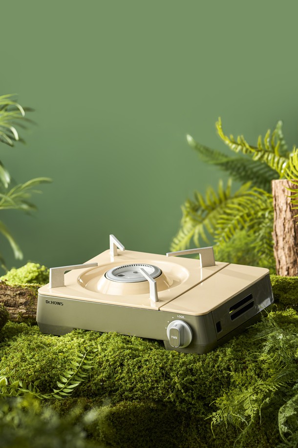 **닥터하우스 업그레이드ver. 트위스터 불꽃 트윙클 스토브/가스버너**는 샌드베이지와 파스텔핑크 두 가지 색상으로 출시되었습니다. 트위스터 불꽃 디자인과 강력한 화력, 심미적 디자인이 특징이며, 실내, 실외, 캠핑, 조리 등 다양한 용도로 활용 가능합니다. 이중 안전장치, 마그네틱 분리형 시스템, 원터치 점화, 차일드락 안전기능을 갖춰 안전성을 높였습니다. 휴대성과 보관 용이성을 고려하여 전용 케이스를 제공하며, 디자인 등록(등록번호: 30-0953340, 출원번호: 30-2017-0038812, 등록일자: 2018년 4월 13일)으로 디자인적 가치를 더했습니다.
