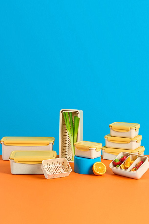 닥터하우스 오래 신선 항균 밀폐용기 나눔 채반 10종 B세트는 주방 식품 보관에 최적화된 밀폐 용기 세트입니다. 키토산과 제올라이트 소재를 사용하여 99.99% 항균력을 자랑하며, 탈취 효과는 30분 후 95.8%, 120분 후 98.3%에 달합니다. 비스페놀A 불검출, 30종 유해물질 불검출, SGS 인증, 항균 테스트 및 식품 안전성 테스트를 통과하여 안심하고 사용할 수 있습니다. 나눔칸 구조와 채반 기능으로 효율적인 식품 보관이 가능하며, 신선도는 기본 2주 이상 유지됩니다. 구성은 530ml (2칸), 1100ml (3칸), 1500ml (4칸), 700ml (1칸), 2700ml (1칸), 3000ml (1칸)으로 다양한 식품을 편리하게 보관할 수 있습니다.
