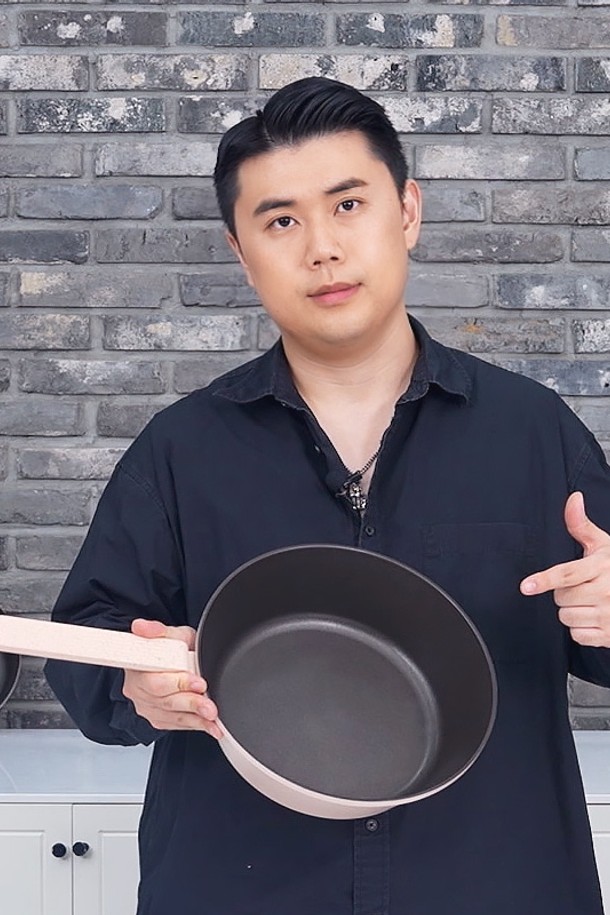 닥터하우스 키토산 항균 코팅 프라이팬 28cm (인덕션 가능)은 알루미늄 소재에 키토산과 실룰로스 불소 코팅 처리가 되어 위생적인 조리를 돕습니다. 28cm 크기로 넉넉한 조리 공간을 제공하며, 스톤 도트 패턴 디자인과 미끄럼 방지 러버 코팅 핸들로 안전하고 편리하게 사용할 수 있습니다. 또한, 항균 기능으로 세균 증식을 99.9996% 억제하여 식품 안전성을 높였으며, 인덕션, 가스레인지 등 다양한 열원에서 사용 가능합니다. 일반 수세미 400만 회, 철수세미 145,000회 테스트를 통과한 뛰어난 내구성을 자랑하며, 전자레인지 사용은 불가합니다.
