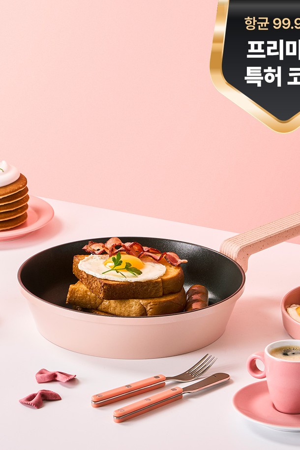 닥터하우스 키토산 항균 코팅 프라이팬 28cm (인덕션 가능)은 알루미늄 소재에 키토산과 실룰로스 불소 코팅 처리가 되어 위생적인 조리를 돕습니다. 28cm 크기로 넉넉한 조리 공간을 제공하며, 스톤 도트 패턴 디자인과 미끄럼 방지 러버 코팅 핸들로 안전하고 편리하게 사용할 수 있습니다. 또한, 항균 기능으로 세균 증식을 99.9996% 억제하여 식품 안전성을 높였으며, 인덕션, 가스레인지 등 다양한 열원에서 사용 가능합니다. 일반 수세미 400만 회, 철수세미 145,000회 테스트를 통과한 뛰어난 내구성을 자랑하며, 전자레인지 사용은 불가합니다.
