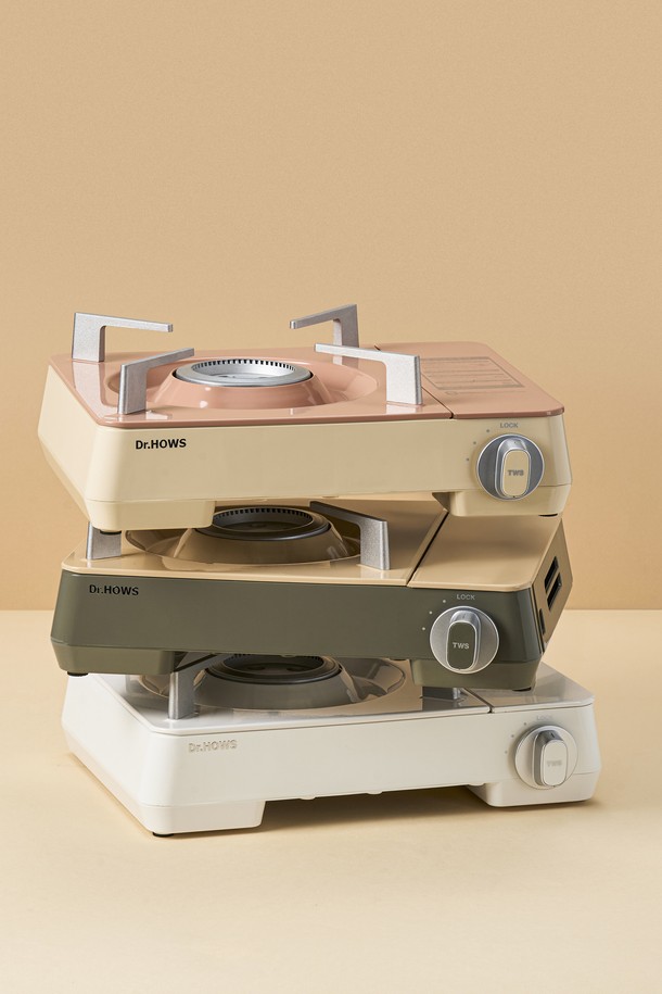 **닥터하우스 업그레이드ver. 트위스터 불꽃 트윙클 스토브/가스버너**는 샌드베이지와 파스텔핑크 두 가지 색상으로 출시되었습니다. 트위스터 불꽃 디자인과 강력한 화력, 심미적 디자인이 특징이며, 실내, 실외, 캠핑, 조리 등 다양한 용도로 활용 가능합니다. 이중 안전장치, 마그네틱 분리형 시스템, 원터치 점화, 차일드락 안전기능을 갖춰 안전성을 높였습니다. 휴대성과 보관 용이성을 고려하여 전용 케이스를 제공하며, 디자인 등록(등록번호: 30-0953340, 출원번호: 30-2017-0038812, 등록일자: 2018년 4월 13일)으로 디자인적 가치를 더했습니다.
