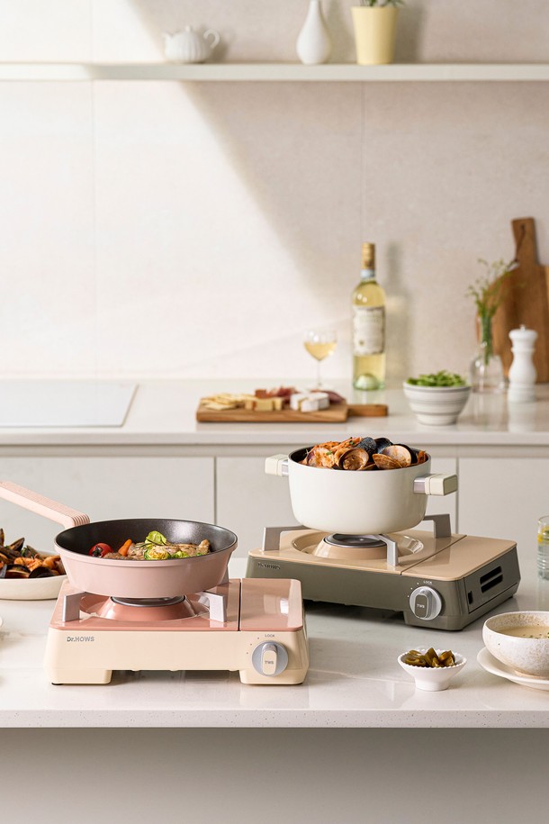 닥터하우스 업그레이드ver. 트위스터 불꽃 트윙클 스토브/가스버너는 우디 브라운, 샌드 베이지, 소프트 크림 세 가지 색상으로 제공됩니다. PBT와 CR 소재로 제작되었으며, 트위스터 불꽃 내부연소 시스템, 이중 안전장치, 자석 탈착 시스템, 어린이 안전 잠금장치, 압력 점화 시스템, 가스 누출 방지 시스템 등 안전성을 강화했습니다. 휴대용 케이스를 포함하며, 분리형 상판, 방풍 불꽃 디자인, 가스 소비 절감 기능, 균일한 열 분배, 간편 세척 시스템을 갖춘 실용적인 제품입니다. 무게는 1.9kg이며, 디자인 등록(30-0953340)으로 디자인의 독창성을 인정받았습니다. 히터/건조기 용도로 사용하거나, 보조 부품 연결, 상판 없이 사용, 과대 크기 조리기구 사용, 돌/나무 올려놓기, 다중 연결은 금지되어 있습니다.
