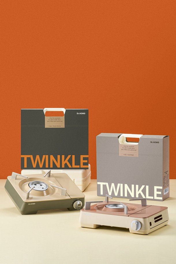 닥터하우스 업그레이드ver. 트위스터 불꽃 트윙클 스토브/가스버너는 실내, 캠핑, 주방 등 다양한 용도로 사용할 수 있는 가스버너입니다. 샌드베이지, 우디브라운, 핑크 세 가지 색상으로 출시되었으며, 미니멀한 디자인에 무지 패턴으로 깔끔함을 더했습니다. 트위스터 불꽃 디자인으로 화려함을 더하고, 분리형 상판과 자석 부착 시스템을 통해 편리하게 사용할 수 있습니다. 이중 안전장치, 어린이 안전잠금장치, 바람막이 불꽃 기능으로 안전성을 높였으며, 강력한 화력과 가스 소비 효율을 자랑합니다. 가스안전인증 및 디자인등록 (30-0953340)을 획득했으며, 보관케이스와 친환경 포장으로 휴대성과 보관성을 높였습니다.
