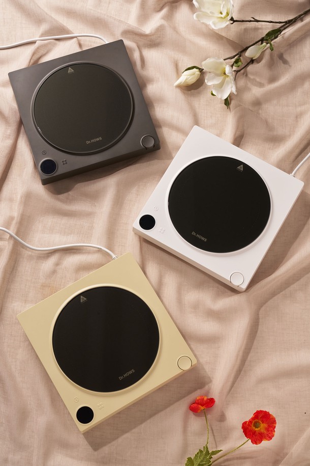 닥터하우스 온유 슬림형 스마트 휴대용 1구 인덕션은 슬림한 디자인과 휴대성을 강조한 주방 가전입니다. 32mm의 얇은 두께로 마치 노트북과 같은 디자인을 자랑하며, 리드 옐로우, 스톤 그레이, 소프트 화이트의 감각적인 컬러로 주방 인테리어에 포인트를 더합니다. 무광 코팅 마감으로 세련된 외관을 갖췄으며, 휴대용 및 포터블 기능을 통해 언제 어디서든 간편하게 사용 가능합니다. 1구 쿡탑으로 편리한 조리가 가능하며, 모던하고 미니멀한 스타일을 추구하는 고객에게 적합합니다. 
