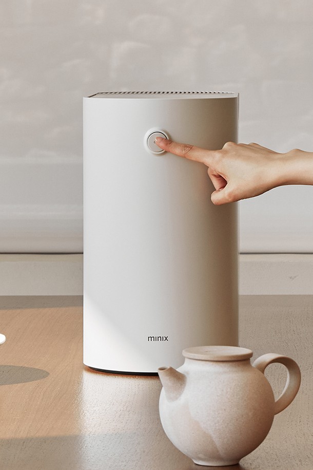 미닉스 더플렌더 PRO 음식물 처리기는 2L 용량으로, 4시간 40분 만에 음식물 쓰레기를 분쇄 건조하여 간편하게 처리합니다. 19.9dB의 저소음으로 소음 걱정 없이 사용할 수 있으며, 자동 처리, 보관, 절전 모드, 하이퍼 건조살균, 제로노이즈 모드, 4단계 볼륨 조절 등 다양한 기능을 제공합니다. 3중 복합 탈취 필터와 19.5cm 폭의 슬림형 디자인, 그리고 글로벌 디자인 어워드 5관왕의 뛰어난 디자인으로 주방 인테리어 효과도 높여줍니다. 과일/채소, 찌개/국물 등 다양한 음식물 쓰레기를 처리할 수 있으며, 1,000대 누적 판매, 1,000개 누적 리뷰, 고객 만족도 4.92/5점으로 제품의 우수성을 입증했습니다.
