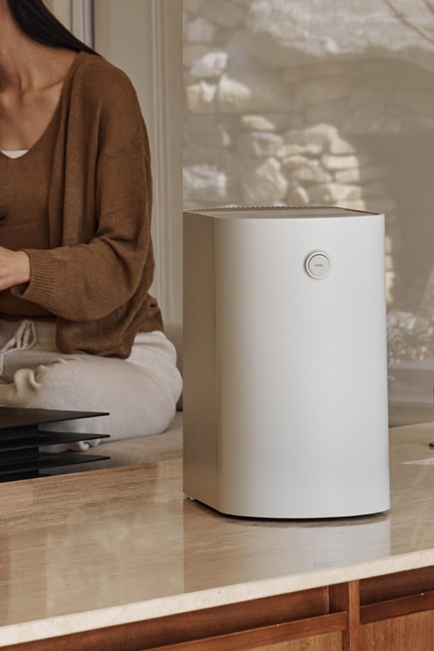 미닉스 더플렌더 PRO 음식물 처리기는 2L 용량으로, 4시간 40분 만에 음식물 쓰레기를 분쇄 건조하여 간편하게 처리합니다. 19.9dB의 저소음으로 소음 걱정 없이 사용할 수 있으며, 자동 처리, 보관, 절전 모드, 하이퍼 건조살균, 제로노이즈 모드, 4단계 볼륨 조절 등 다양한 기능을 제공합니다. 3중 복합 탈취 필터와 19.5cm 폭의 슬림형 디자인, 그리고 글로벌 디자인 어워드 5관왕의 뛰어난 디자인으로 주방 인테리어 효과도 높여줍니다. 과일/채소, 찌개/국물 등 다양한 음식물 쓰레기를 처리할 수 있으며, 1,000대 누적 판매, 1,000개 누적 리뷰, 고객 만족도 4.92/5점으로 제품의 우수성을 입증했습니다.
