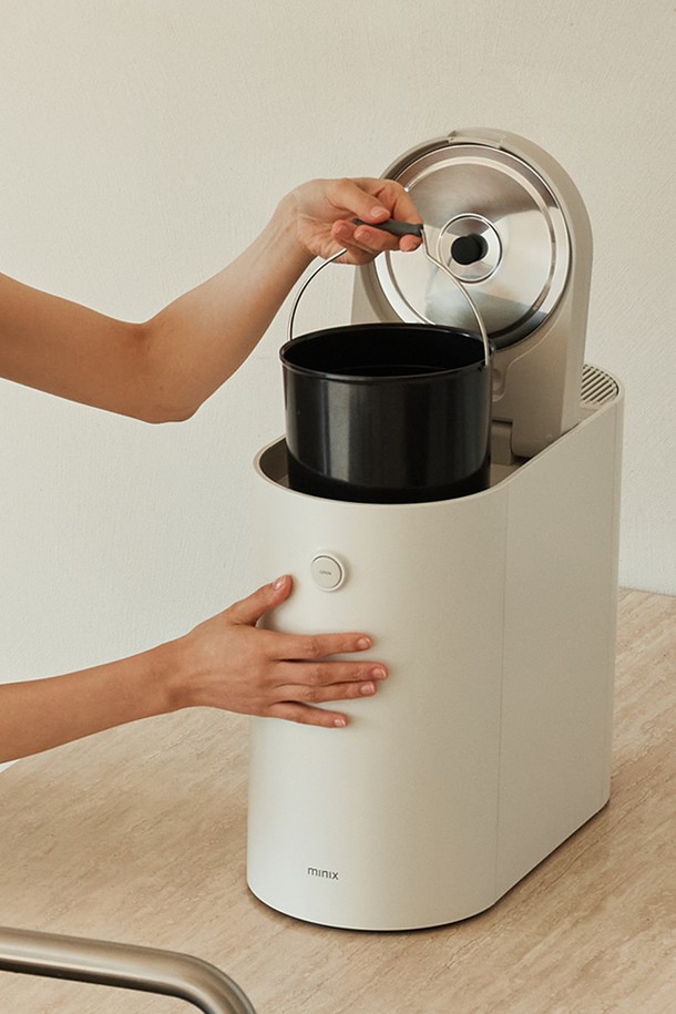 미닉스 더플렌더 PRO 음식물 처리기는 2L 용량으로, 4시간 40분 만에 음식물 쓰레기를 분쇄 건조하여 간편하게 처리합니다. 19.9dB의 저소음으로 소음 걱정 없이 사용할 수 있으며, 자동 처리, 보관, 절전 모드, 하이퍼 건조살균, 제로노이즈 모드, 4단계 볼륨 조절 등 다양한 기능을 제공합니다. 3중 복합 탈취 필터와 19.5cm 폭의 슬림형 디자인, 그리고 글로벌 디자인 어워드 5관왕의 뛰어난 디자인으로 주방 인테리어 효과도 높여줍니다. 과일/채소, 찌개/국물 등 다양한 음식물 쓰레기를 처리할 수 있으며, 1,000대 누적 판매, 1,000개 누적 리뷰, 고객 만족도 4.92/5점으로 제품의 우수성을 입증했습니다.
