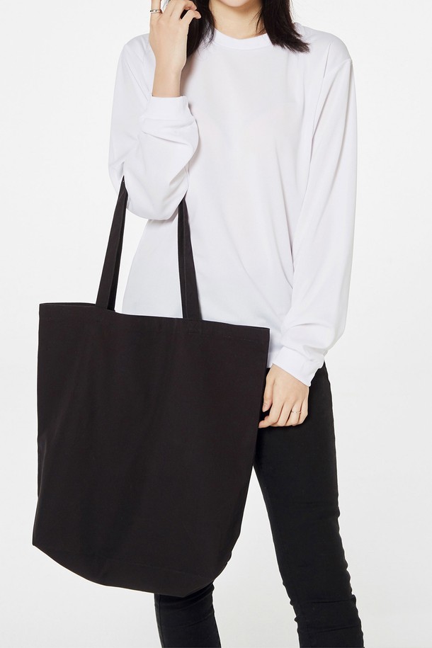 [Unisex] 777-SCT 무지 캔버스 에코백은 72수 2합 캔버스 소재로 제작되었으며, 에코마크 인증을 받은 친환경 제품입니다. S, M, L 세 가지 사이즈로 출시되어 선택의 폭을 넓혔으며, 내추럴, 네이비, 블랙 색상으로 다양한 스타일을 연출할 수 있습니다. 데일리백으로 활용하기 좋은 사각 형태의 무지 캔버스 에코백은 오픈형 잠금 방식으로 편리하게 사용할 수 있습니다.
