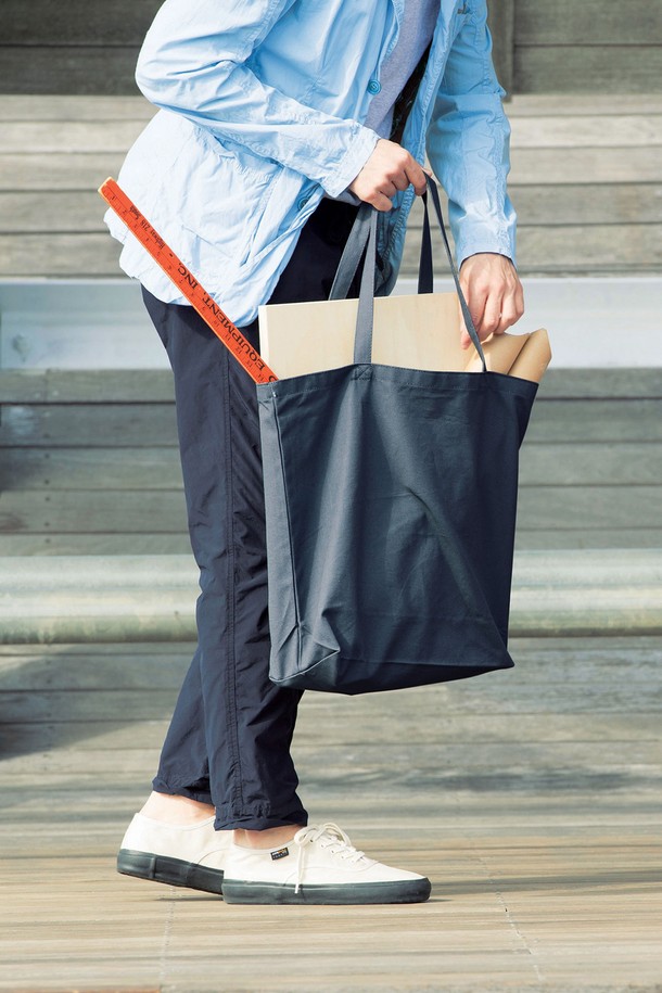 [유니섹스] 777-SCT 무지 캔버스 에코백은 내추럴, 네이비, 블랙 색상으로 제공되는 기본 스탠다드 디자인의 사각 캔버스 가방입니다. 스몰, 미디엄, 라지 사이즈로 출시되었으며, 에코마크 인증을 받은 다용도 활용이 가능한 무지 에코백입니다. 오픈형 잠금 방식과 손잡이가 있어 편리하게 사용할 수 있습니다.
