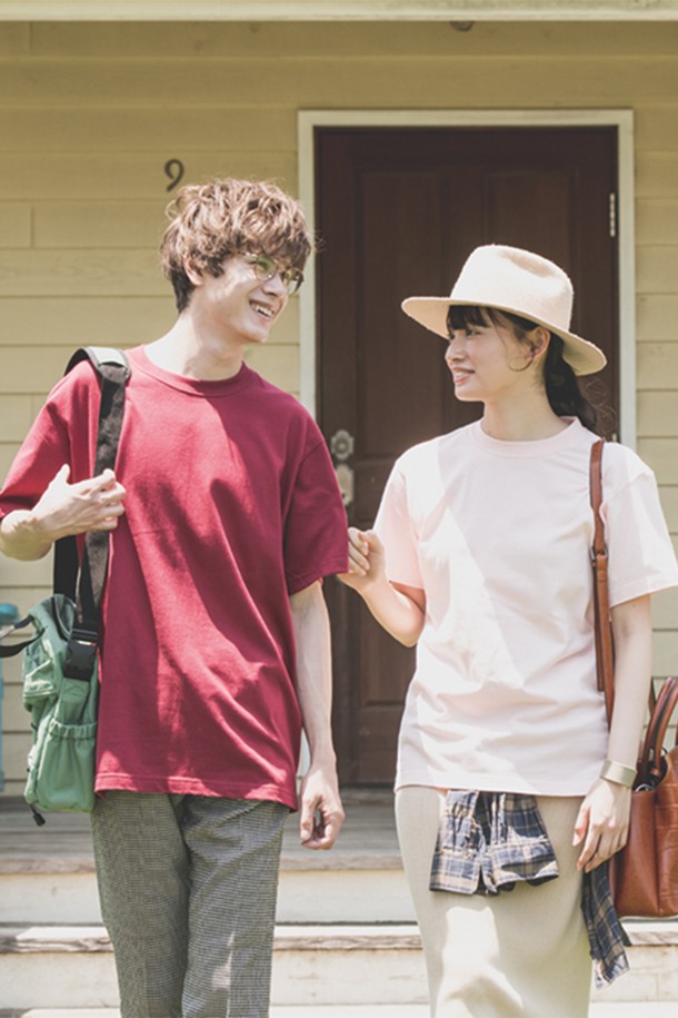 [1+1] [유니섹스] 148-무거운 무게 헤비웨이트 무지 반팔 티셔츠는 봄, 여름 시즌에 착용하기 좋은 유니섹스 스타일의 반팔 티셔츠입니다. 250g/m²의 두꺼운 헤비웨이트 면 원단으로 제작되어 탄탄한 착용감을 선사하며, 레귤러 핏으로 편안하게 입을 수 있습니다. 라운드넥 디자인에 화이트, 그레이, 네이비, 아미그린, 버건디 5가지 기본 컬러로 출시되어 어떤 스타일에도 잘 어울립니다. 이중 스티칭과 넥테이프 보강으로 내구성을 높였으며, 기본에 충실한 무지 디자인으로 집콕룩, 산책룩 등 다양한 시간과 장소와 경우에 활용 가능합니다. 미니멀, 캐주얼, 클래식 스타일을 즐겨 입는 분들께 추천합니다.