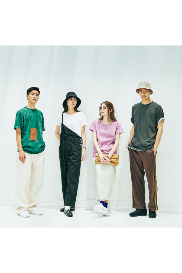 [Unisex] 085-CVT 베이직 무지 반팔티는 면 소재로 제작되어 부드러운 촉감을 제공하며, 레귤러핏으로 편안하게 착용할 수 있습니다. 라운드넥 디자인에 화이트, 아이보리, 애쉬그레이, 포레스트차콜, 데님네이비 등 5가지 색상으로 출시되었으며, 봄/여름 시즌 일상복으로 활용하기 좋습니다. 이중 스티치와 넥 늘어짐 방지 테이프 처리로 내구성을 높였으며, 레이어드하여 다양한 스타일을 연출할 수 있습니다.
