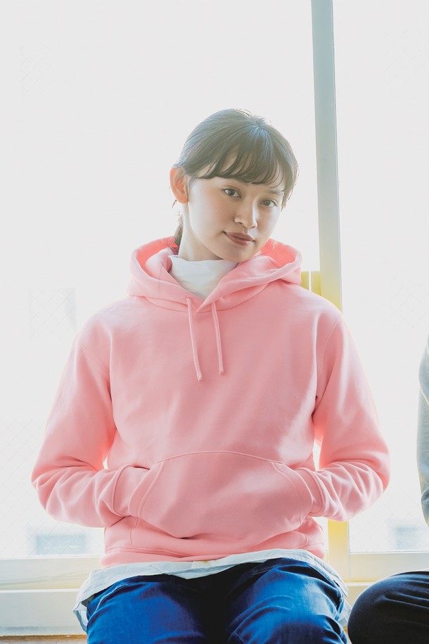 **[Unisex] 347-AFH 드라이 기모 후드**는 부드러운 촉감의 더블사이드 드라이 기모 원단으로 제작되어 흡습, 속건, 보온 기능이 뛰어납니다. 스포티하고 캐주얼한 스타일로, 가을, 겨울철 스포츠, 운동, 일상에서 폭넓게 활용 가능하며, 후드와 레귤러핏, 긴소매, 크롭 기장 디자인으로 편안한 착용감을 제공합니다. 화이트, 그레이, 네이비, 블랙, 라이트 핑크, 버건디 등 다양한 색상으로 출시되었습니다.
