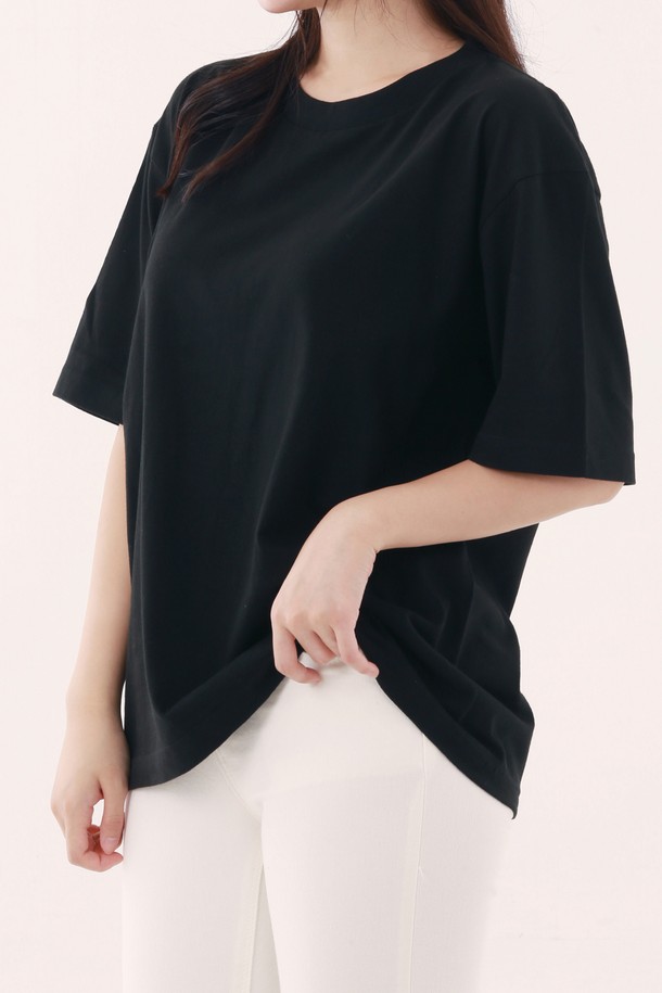 [Unisex] 113-BCV 오버핏 반팔 티셔츠는 베이직한 스타일의 블랙 컬러 무지 티셔츠입니다. 봄, 여름 시즌에 착용하기 좋으며, 라운드넥과 반소매 디자인으로 편안하게 입을 수 있습니다. 넥 늘어짐 방지를 위한 넥 부분 이중 스티치 및 테이핑 처리와 내구성을 강화하기 위한 옆선 제거 디테일이 돋보입니다.
