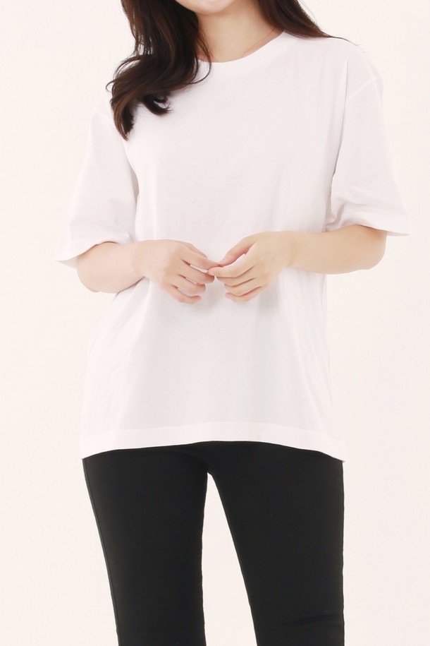 [Unisex] 113-BCV 오버핏 반팔티는 남녀 모두 편안하게 착용 가능한 베이직 스타일의 반팔 티셔츠입니다. 봄, 여름 시즌에 적합하며 넉넉한 오버핏으로 편안함을 더했습니다. 부드러운 면 소재에 무지 디자인, 라운드넥으로 깔끔함을 강조했으며, 이중 박음질, 테이핑 처리, 옆 재봉선 제거를 통해 높은 퀄리티를 선사합니다.
