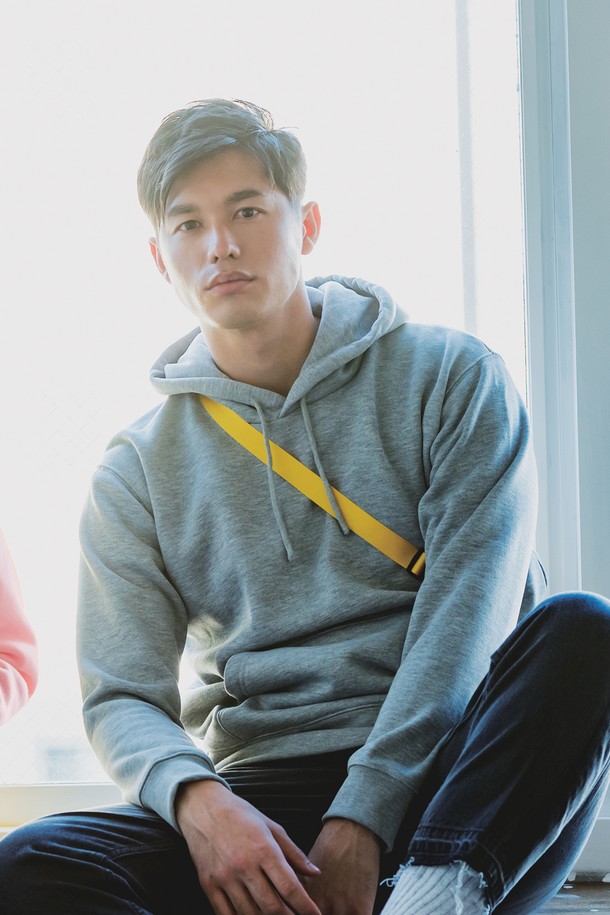 **[Unisex] 347-AFH 드라이 기모 후드**는 부드러운 촉감의 더블사이드 드라이 기모 원단으로 제작되어 흡습, 속건, 보온 기능이 뛰어납니다. 스포티하고 캐주얼한 스타일로, 가을, 겨울철 스포츠, 운동, 일상에서 폭넓게 활용 가능하며, 후드와 레귤러핏, 긴소매, 크롭 기장 디자인으로 편안한 착용감을 제공합니다. 화이트, 그레이, 네이비, 블랙, 라이트 핑크, 버건디 등 다양한 색상으로 출시되었습니다.
