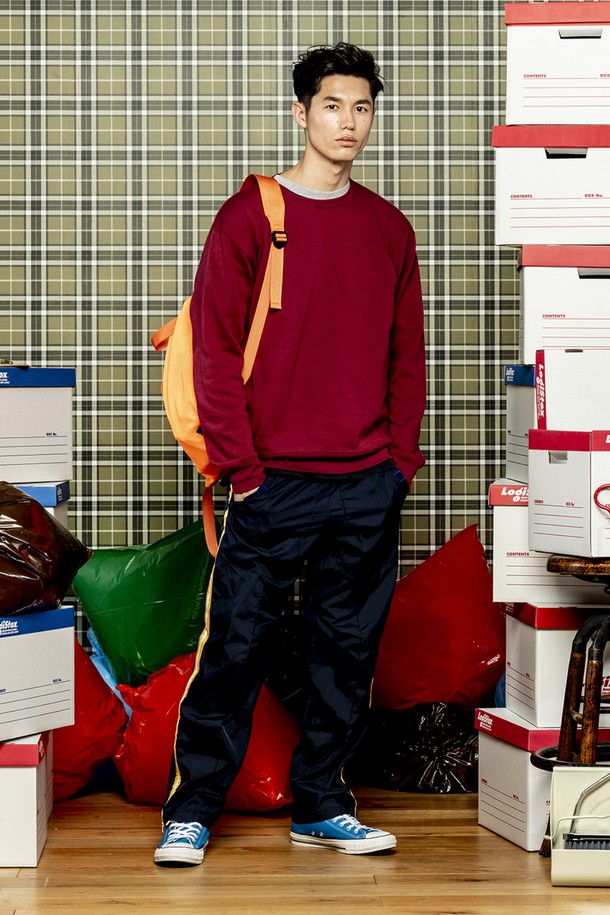 [Unisex] 346-AFC 드라이 기모 맨투맨은 부드러운 촉감과 두꺼운 두께감으로 가을, 겨울철 따뜻하게 착용할 수 있는 데일리 맨투맨입니다. 화이트 그레이, 네이비 블랙, 라이트 핑크 버건디 세 가지 색상으로 출시되었으며, 기모 안감과 특수 기모 가공 처리를 더해 흡습, 속건, 보온 기능이 뛰어납니다. 레귤러핏 라운드넥 디자인에 무지 패턴으로 베이직하고 캐주얼한 스타일을 연출하며, 공기층 구조로 보온성을 높였습니다.
