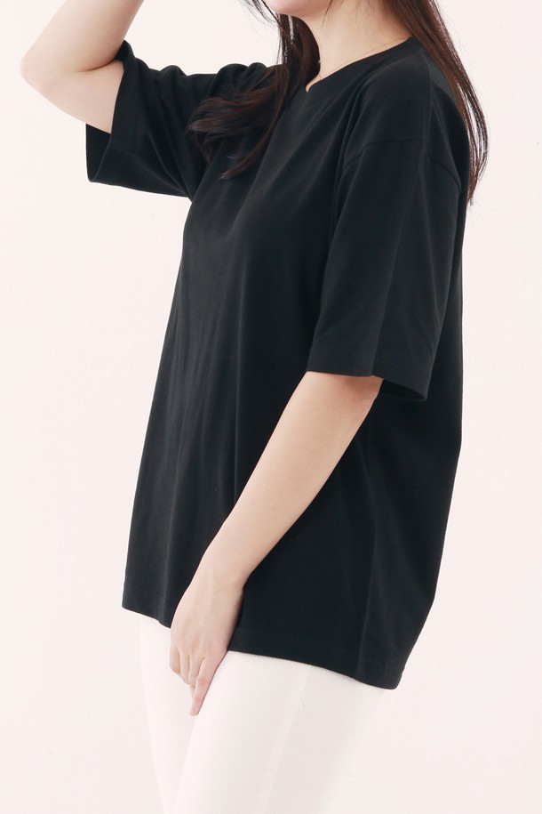 [Unisex] 113-BCV 오버핏 반팔 티셔츠는 베이직한 스타일의 블랙 컬러 무지 티셔츠입니다. 봄, 여름 시즌에 착용하기 좋으며, 라운드넥과 반소매 디자인으로 편안하게 입을 수 있습니다. 넥 늘어짐 방지를 위한 넥 부분 이중 스티치 및 테이핑 처리와 내구성을 강화하기 위한 옆선 제거 디테일이 돋보입니다.
