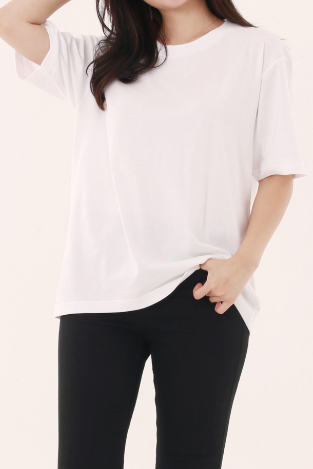 [Unisex] 113-BCV 오버핏 반팔티는 남녀 모두 편안하게 착용 가능한 베이직 스타일의 반팔 티셔츠입니다. 봄, 여름 시즌에 적합하며 넉넉한 오버핏으로 편안함을 더했습니다. 부드러운 면 소재에 무지 디자인, 라운드넥으로 깔끔함을 강조했으며, 이중 박음질, 테이핑 처리, 옆 재봉선 제거를 통해 높은 퀄리티를 선사합니다.
