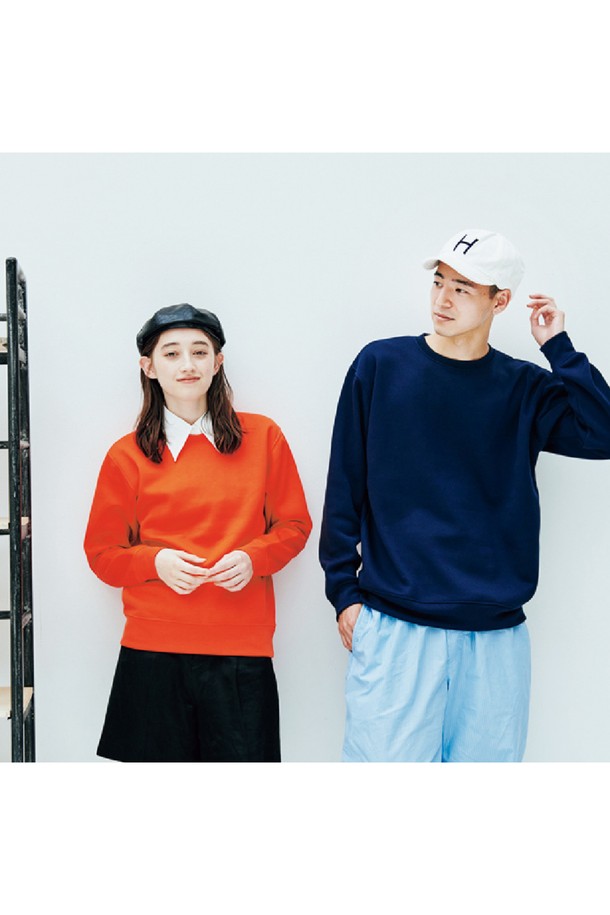 [Unisex] 346-AFC 드라이 기모 맨투맨은 남녀공용으로, 부드러운 촉감과 두꺼운 두께의 기모 안감으로 가을과 겨울철 따뜻하게 착용할 수 있습니다. 베이직하고 캐주얼한 스타일의 레귤러핏 긴소매 맨투맨으로, 화이트, 그레이, 네이비, 블랙, 라이트 핑크, 버건디 6가지 컬러로 제공됩니다. 드라이 기능성 소재와 테리 뒷면 조직 특수 가공, 방한성을 높여 일상생활에서 편안하게 활동할 수 있도록 제작되었습니다.
