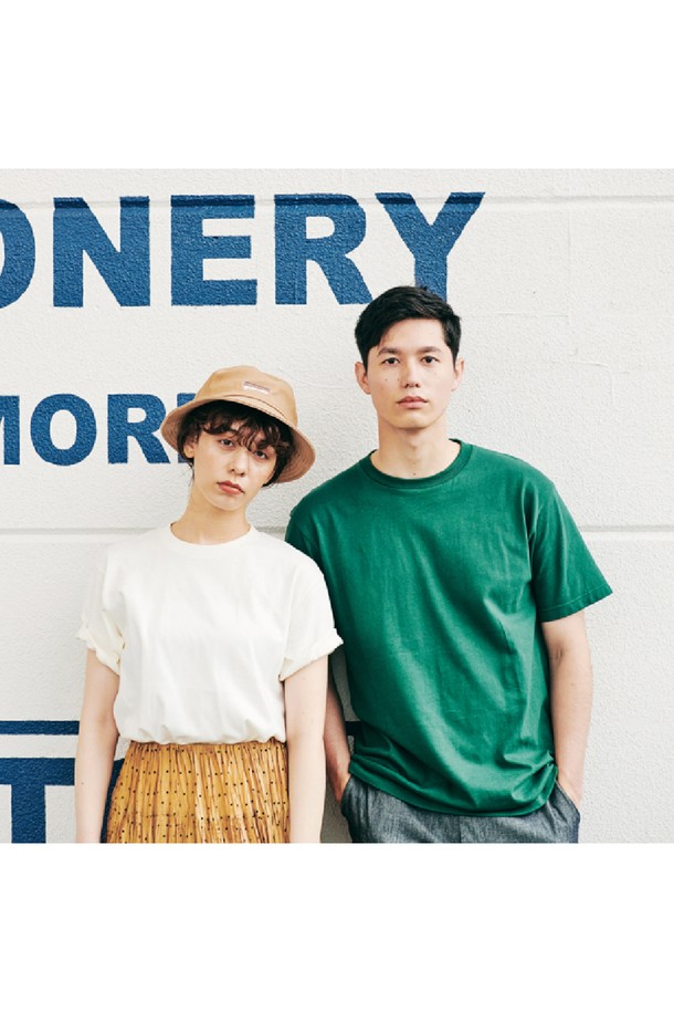 [Unisex] 085-CVT 베이직 무지 반팔티는 면 소재로 제작되어 부드러운 촉감을 선사하며, 봄, 여름 시즌에 활용하기 좋은 레귤러핏 반팔 티셔츠입니다. 라운드넥 디자인에 화이트, 아이보리, 애쉬그레이, 아미그린, 데님네이비 등 다양한 5가지 색상으로 출시되었습니다. 넥 테이프 보강, 이중 스티칭, 사이드 심 제거 등 꼼꼼한 마감으로 내구성을 높여 일상적인 착용에 적합합니다.
