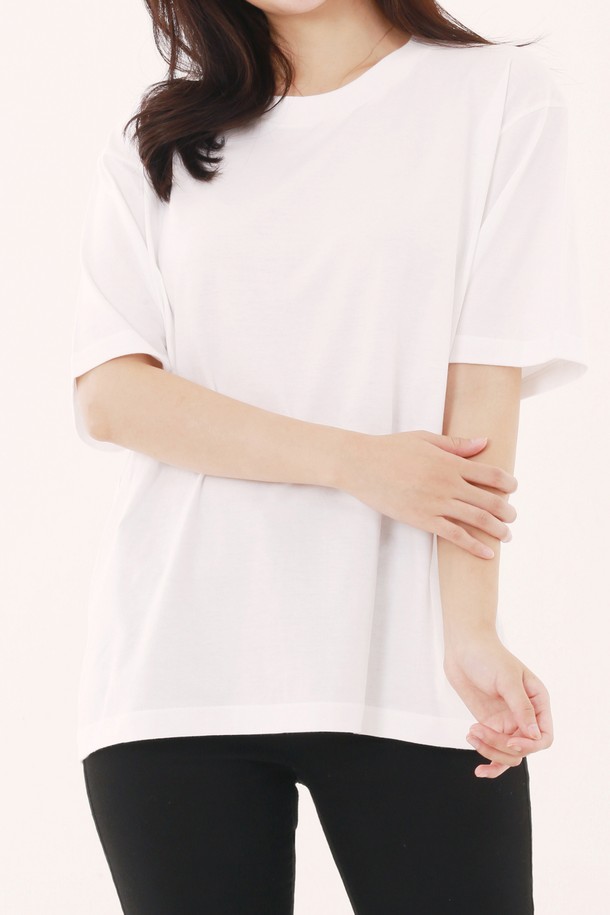 [Unisex] 113-BCV 오버핏 반팔 티셔츠는 베이직한 스타일의 블랙 컬러 무지 티셔츠입니다. 봄, 여름 시즌에 착용하기 좋으며, 라운드넥과 반소매 디자인으로 편안하게 입을 수 있습니다. 넥 늘어짐 방지를 위한 넥 부분 이중 스티치 및 테이핑 처리와 내구성을 강화하기 위한 옆선 제거 디테일이 돋보입니다.
