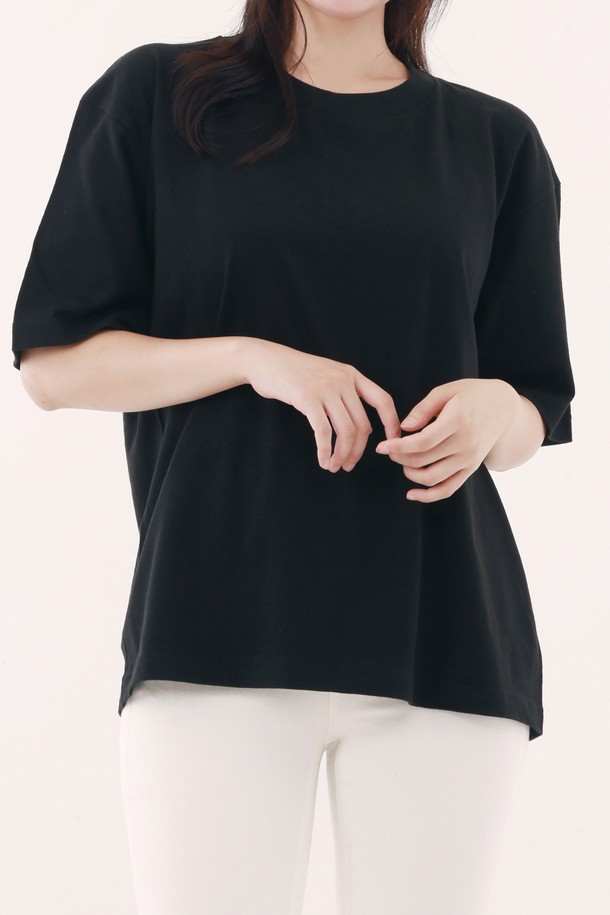 [Unisex] 113-BCV 오버핏 반팔티는 남녀 모두 편안하게 착용 가능한 베이직 스타일의 반팔 티셔츠입니다. 봄, 여름 시즌에 적합하며 넉넉한 오버핏으로 편안함을 더했습니다. 부드러운 면 소재에 무지 디자인, 라운드넥으로 깔끔함을 강조했으며, 이중 박음질, 테이핑 처리, 옆 재봉선 제거를 통해 높은 퀄리티를 선사합니다.
