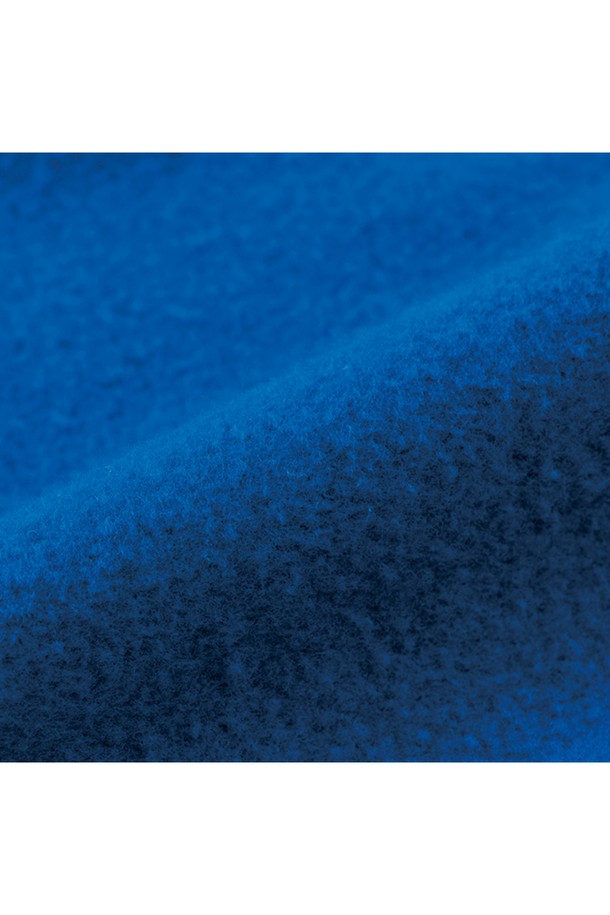 [Unisex] 346-AFC 드라이 기모 맨투맨은 부드러운 촉감과 두꺼운 두께감으로 가을, 겨울철 따뜻하게 착용할 수 있는 데일리 맨투맨입니다. 화이트 그레이, 네이비 블랙, 라이트 핑크 버건디 세 가지 색상으로 출시되었으며, 기모 안감과 특수 기모 가공 처리를 더해 흡습, 속건, 보온 기능이 뛰어납니다. 레귤러핏 라운드넥 디자인에 무지 패턴으로 베이직하고 캐주얼한 스타일을 연출하며, 공기층 구조로 보온성을 높였습니다.
