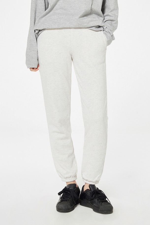 [Unisex] 218-MLP 베이직 조거 팬츠는 면 소재로 제작되어 부드러운 촉감과 편안한 착용감을 자랑합니다. 사계절 내내 활용 가능한 긴 기장의 조거핏 팬츠로, 베이직한 디자인과 다양한 컬러(화이트, 오트밀, 그레이, 버건디, 블루, 네이비)로 어떤 스타일에도 쉽게 매치할 수 있습니다. 밴딩 처리와 더블 스티치 및 테이핑 마감으로 내구성을 높였으며, 가벼운 착용감으로 일상에서 편안하게 즐겨 입을 수 있습니다.
