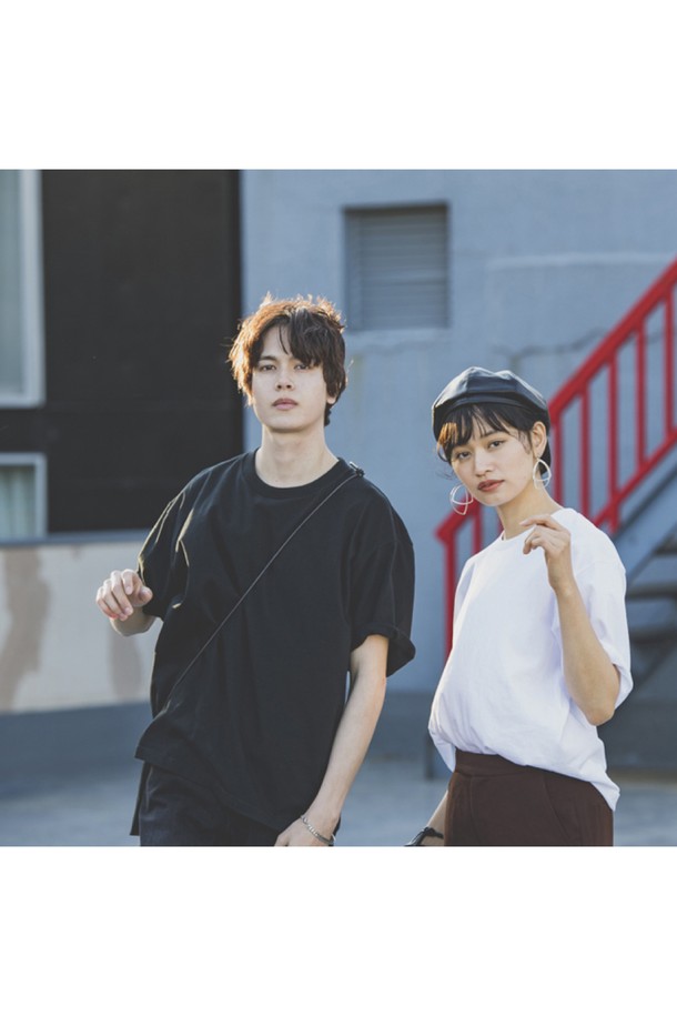 [Unisex] 113-BCV 오버핏 반팔 티셔츠는 베이직한 스타일의 블랙 컬러 무지 티셔츠입니다. 봄, 여름 시즌에 착용하기 좋으며, 라운드넥과 반소매 디자인으로 편안하게 입을 수 있습니다. 넥 늘어짐 방지를 위한 넥 부분 이중 스티치 및 테이핑 처리와 내구성을 강화하기 위한 옆선 제거 디테일이 돋보입니다.
