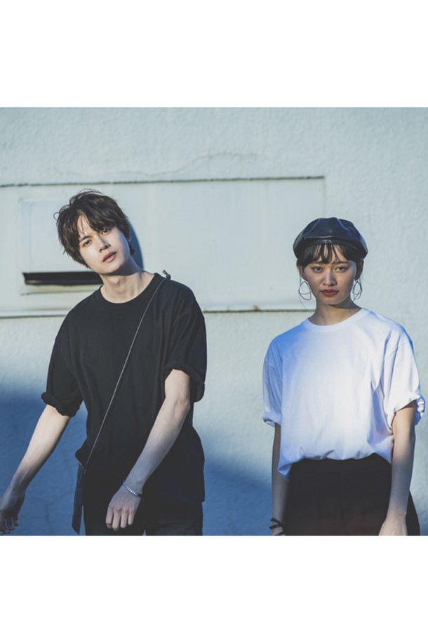 [Unisex] 113-BCV 오버핏 반팔 티셔츠는 베이직한 스타일의 블랙 컬러 무지 티셔츠입니다. 봄, 여름 시즌에 착용하기 좋으며, 라운드넥과 반소매 디자인으로 편안하게 입을 수 있습니다. 넥 늘어짐 방지를 위한 넥 부분 이중 스티치 및 테이핑 처리와 내구성을 강화하기 위한 옆선 제거 디테일이 돋보입니다.
