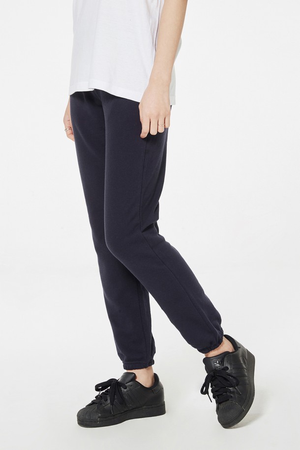 [Unisex] 218-MLP 베이직 조거 팬츠는 부드러운 면 소재로 제작되어 편안한 착용감을 선사합니다. 얇은 두께와 밴딩 처리로 활동성을 높였으며, 레귤러핏 조거 스타일로 데일리 캐주얼룩에 적합합니다. 화이트, 오트밀, 그레이, 블루, 버건디, 네이비 등 다양한 색상으로 출시되었으며, 더블 스티칭 및 테이핑 처리로 내구성을 강화했습니다.
