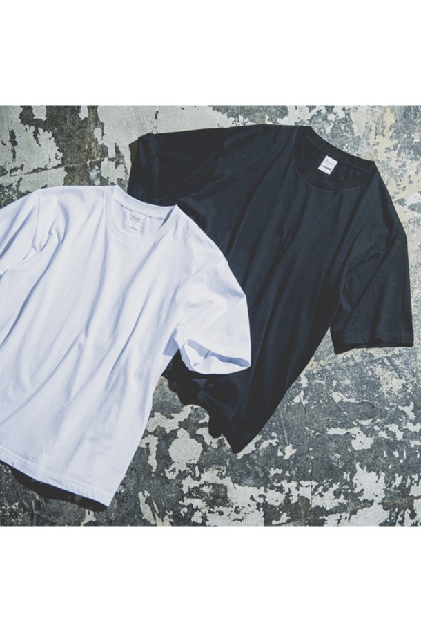 [Unisex] 113-BCV 오버핏 반팔 티셔츠는 베이직한 스타일의 블랙 컬러 무지 티셔츠입니다. 봄, 여름 시즌에 착용하기 좋으며, 라운드넥과 반소매 디자인으로 편안하게 입을 수 있습니다. 넥 늘어짐 방지를 위한 넥 부분 이중 스티치 및 테이핑 처리와 내구성을 강화하기 위한 옆선 제거 디테일이 돋보입니다.
