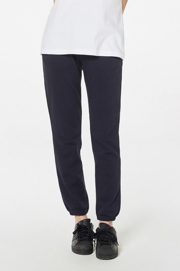 [Unisex] 218-MLP 베이직 조거 팬츠는 면 소재로 제작되어 부드러운 촉감과 편안한 착용감을 자랑합니다. 사계절 내내 활용 가능한 긴 기장의 조거핏 팬츠로, 베이직한 디자인과 다양한 컬러(화이트, 오트밀, 그레이, 버건디, 블루, 네이비)로 어떤 스타일에도 쉽게 매치할 수 있습니다. 밴딩 처리와 더블 스티치 및 테이핑 마감으로 내구성을 높였으며, 가벼운 착용감으로 일상에서 편안하게 즐겨 입을 수 있습니다.
