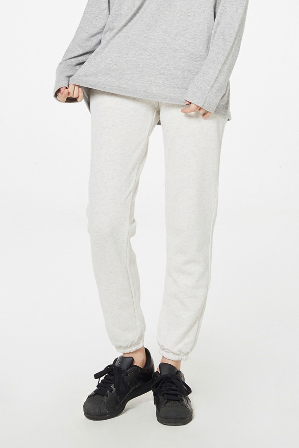 [Unisex] 218-MLP 베이직 조거 팬츠는 부드러운 면 소재로 제작되어 편안한 착용감을 선사합니다. 얇은 두께와 밴딩 처리로 활동성을 높였으며, 레귤러핏 조거 스타일로 데일리 캐주얼룩에 적합합니다. 화이트, 오트밀, 그레이, 블루, 버건디, 네이비 등 다양한 색상으로 출시되었으며, 더블 스티칭 및 테이핑 처리로 내구성을 강화했습니다.
