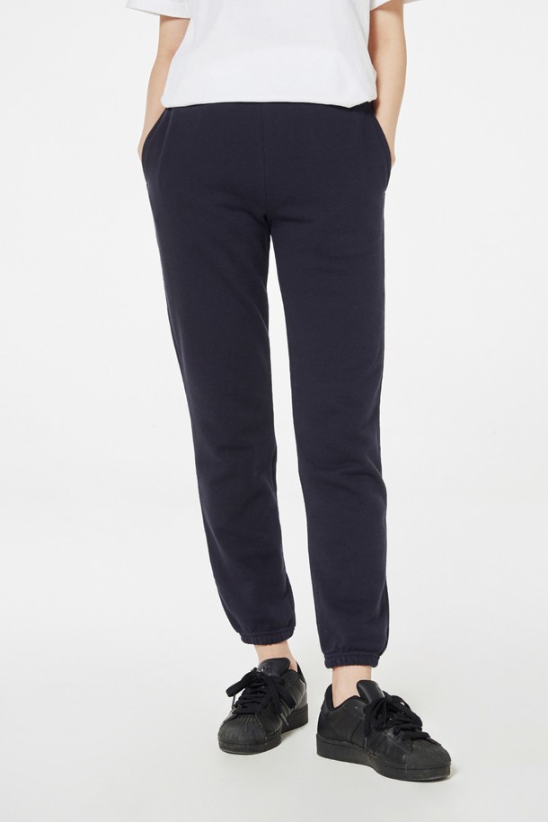 [Unisex] 218-MLP 베이직 조거 팬츠는 면 소재로 제작되어 부드러운 촉감과 편안한 착용감을 자랑합니다. 사계절 내내 활용 가능한 긴 기장의 조거핏 팬츠로, 베이직한 디자인과 다양한 컬러(화이트, 오트밀, 그레이, 버건디, 블루, 네이비)로 어떤 스타일에도 쉽게 매치할 수 있습니다. 밴딩 처리와 더블 스티치 및 테이핑 마감으로 내구성을 높였으며, 가벼운 착용감으로 일상에서 편안하게 즐겨 입을 수 있습니다.
