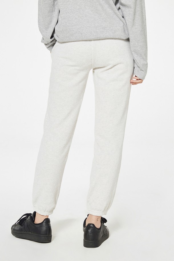 [Unisex] 218-MLP 베이직 조거 팬츠는 부드러운 면 소재로 제작되어 편안한 착용감을 선사합니다. 사계절 활용 가능한 얇은 두께감과 베이직한 핏, 다양한 색상(화이트, 오트밀, 그레이, 블랙, 버건디, 블루, 네이비)으로 출시되어 폭넓은 스타일 연출이 가능합니다. 이중 스티칭, 테이핑 처리로 내구성을 높였으며, 커플룩으로도 활용할 수 있습니다.
