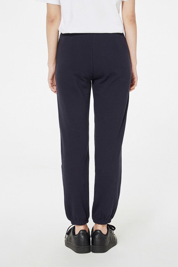 [Unisex] 218-MLP 베이직 조거 팬츠는 면 소재로 제작되어 부드러운 촉감과 편안한 착용감을 자랑합니다. 사계절 내내 활용 가능한 긴 기장의 조거핏 팬츠로, 베이직한 디자인과 다양한 컬러(화이트, 오트밀, 그레이, 버건디, 블루, 네이비)로 어떤 스타일에도 쉽게 매치할 수 있습니다. 밴딩 처리와 더블 스티치 및 테이핑 마감으로 내구성을 높였으며, 가벼운 착용감으로 일상에서 편안하게 즐겨 입을 수 있습니다.
