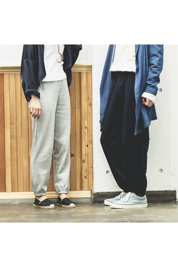 [Unisex] 218-MLP 베이직 조거 팬츠는 부드러운 면 소재로 제작되어 편안한 착용감을 선사합니다. 얇은 두께와 밴딩 처리로 활동성을 높였으며, 레귤러핏 조거 스타일로 데일리 캐주얼룩에 적합합니다. 화이트, 오트밀, 그레이, 블루, 버건디, 네이비 등 다양한 색상으로 출시되었으며, 더블 스티칭 및 테이핑 처리로 내구성을 강화했습니다.
