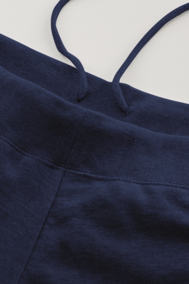 [Unisex] 218-MLP 베이직 조거 팬츠는 부드러운 면 소재로 제작되어 편안한 착용감을 선사합니다. 얇은 두께와 밴딩 처리로 활동성을 높였으며, 레귤러핏 조거 스타일로 데일리 캐주얼룩에 적합합니다. 화이트, 오트밀, 그레이, 블루, 버건디, 네이비 등 다양한 색상으로 출시되었으며, 더블 스티칭 및 테이핑 처리로 내구성을 강화했습니다.
