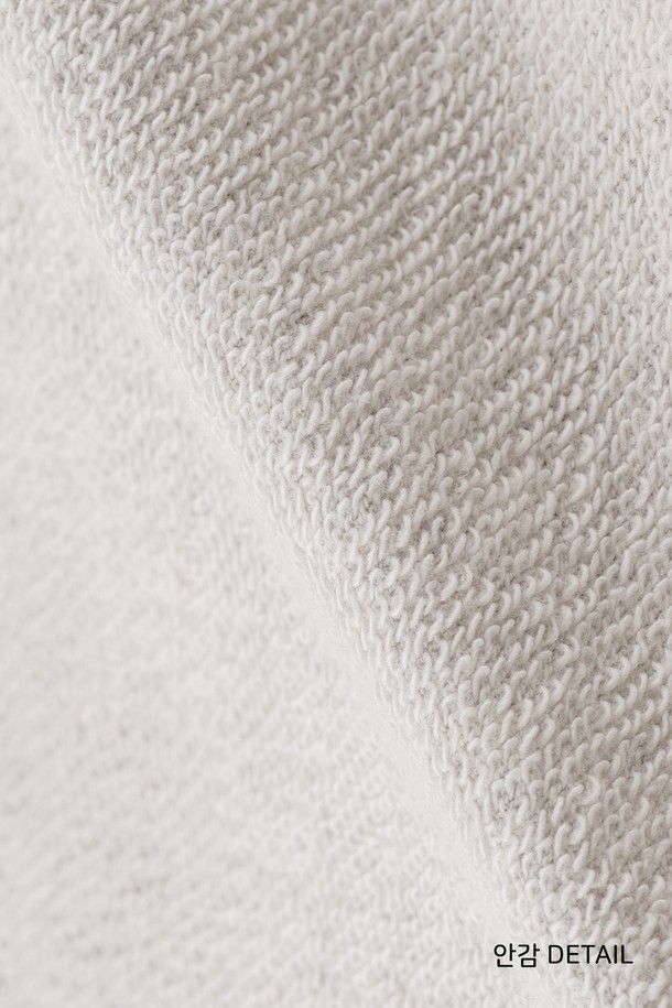 [Unisex] 218-MLP 베이직 조거 팬츠는 부드러운 면 소재로 제작되어 편안한 착용감을 선사합니다. 얇은 두께와 밴딩 처리로 활동성을 높였으며, 레귤러핏 조거 스타일로 데일리 캐주얼룩에 적합합니다. 화이트, 오트밀, 그레이, 블루, 버건디, 네이비 등 다양한 색상으로 출시되었으며, 더블 스티칭 및 테이핑 처리로 내구성을 강화했습니다.
