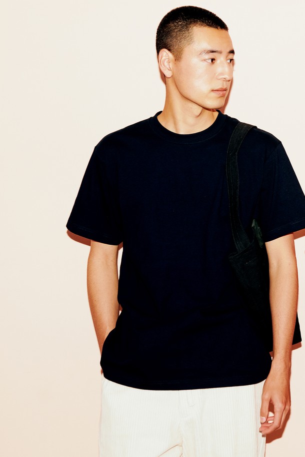 **[1+1] 148-HVT 헤비웨이트 무지 반팔 티셔츠**는 250g/m²의 14수 헤비웨이트 면 소재로 제작되어 탄탄한 내구성을 자랑합니다. 라운드넥에 유니섹스 핏으로 제작되어 편안한 착용감을 선사하며, 봄, 여름 시즌 데일리룩으로 활용하기 좋습니다. 목 늘어남 방지 테이프 마감과 이중 스티치, 사이드 심 제거로 꼼꼼하게 마감하여 퀄리티를 높였습니다. 화이트 그레이, 네이비, 아미 그린, 버건디, 블랙 등 베이직한 5가지 컬러로 출시되어 캐주얼, 미니멀, 클래식 스타일 모두 소화 가능합니다. 동네 마실룩, 여행룩 등 다양한 시간과 장소와 상황에 활용해보세요.