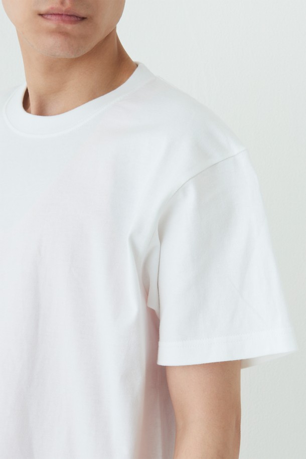 [1+1] [유니섹스] 148-무거운 무게 헤비웨이트 무지 반팔 티셔츠는 봄, 여름 시즌에 착용하기 좋은 유니섹스 스타일의 반팔 티셔츠입니다. 250g/m²의 두꺼운 헤비웨이트 면 원단으로 제작되어 탄탄한 착용감을 선사하며, 레귤러 핏으로 편안하게 입을 수 있습니다. 라운드넥 디자인에 화이트, 그레이, 네이비, 아미그린, 버건디 5가지 기본 컬러로 출시되어 어떤 스타일에도 잘 어울립니다. 이중 스티칭과 넥테이프 보강으로 내구성을 높였으며, 기본에 충실한 무지 디자인으로 집콕룩, 산책룩 등 다양한 시간과 장소와 경우에 활용 가능합니다. 미니멀, 캐주얼, 클래식 스타일을 즐겨 입는 분들께 추천합니다.