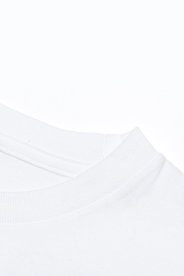 [Unisex] 085-CVT 베이직 무지 반팔티는 면 소재로 제작되어 부드러운 촉감을 제공하며, 레귤러핏으로 편안하게 착용할 수 있습니다. 라운드넥 디자인에 화이트, 아이보리, 애쉬그레이, 포레스트차콜, 데님네이비 등 5가지 색상으로 출시되었으며, 봄/여름 시즌 일상복으로 활용하기 좋습니다. 이중 스티치와 넥 늘어짐 방지 테이프 처리로 내구성을 높였으며, 레이어드하여 다양한 스타일을 연출할 수 있습니다.
