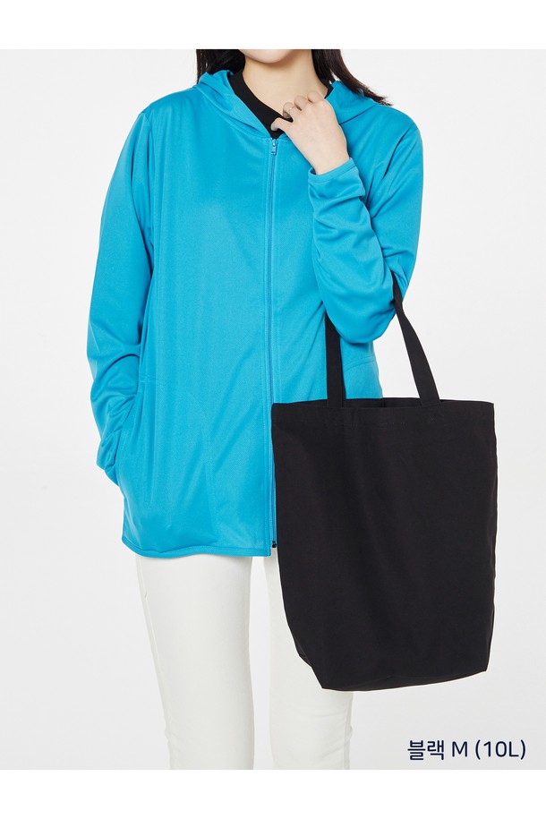 [Unisex] 777-SCT 무지 캔버스 에코백은 72수 2합 캔버스 소재로 제작되었으며, 에코마크 인증을 받은 친환경 제품입니다. S, M, L 세 가지 사이즈로 출시되어 선택의 폭을 넓혔으며, 내추럴, 네이비, 블랙 색상으로 다양한 스타일을 연출할 수 있습니다. 데일리백으로 활용하기 좋은 사각 형태의 무지 캔버스 에코백은 오픈형 잠금 방식으로 편리하게 사용할 수 있습니다.
