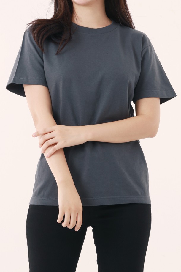 [Unisex] 085-CVT 베이직 무지 반팔티는 면 소재로 제작되어 부드러운 촉감을 제공하며, 레귤러핏으로 편안하게 착용할 수 있습니다. 라운드넥 디자인에 화이트, 아이보리, 애쉬그레이, 포레스트차콜, 데님네이비 등 5가지 색상으로 출시되었으며, 봄/여름 시즌 일상복으로 활용하기 좋습니다. 이중 스티치와 넥 늘어짐 방지 테이프 처리로 내구성을 높였으며, 레이어드하여 다양한 스타일을 연출할 수 있습니다.
